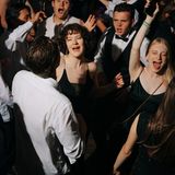 Eine Gruppe junger Menschen tanzt