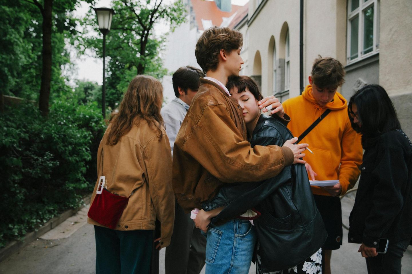 Ein junges Pärchen umarmt sich