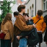 Ein junges Pärchen umarmt sich