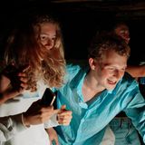 Ein junger Mann in einer Gruppe Menschen