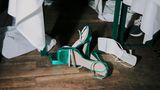 High Heels liegen auf dem Boden