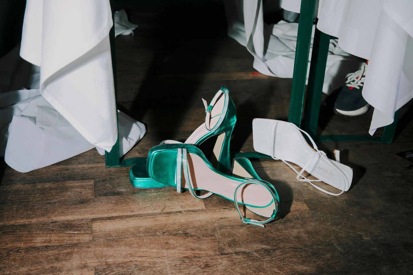 High Heels liegen auf dem Boden