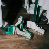 High Heels liegen auf dem Boden