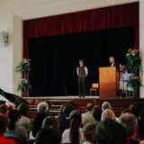 Junger Mann steht auf der Bühne