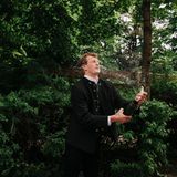 Junger Mann öffnet eine Champagner Flasche