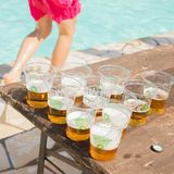 Ein Tisch auf dem Plastikbecher mit Bier gefüllt stehen