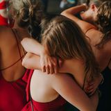 Zwei Abiturientinnen umarmen sich