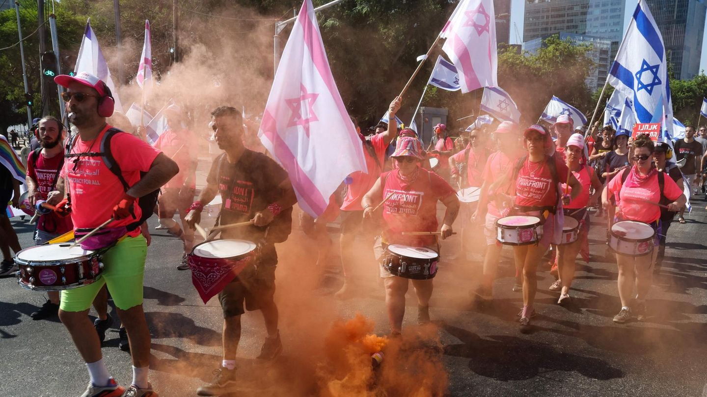 Demonstranten trommeln zum "Tag des Widerstands"