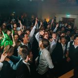 junge Menschen tanzen und feiern