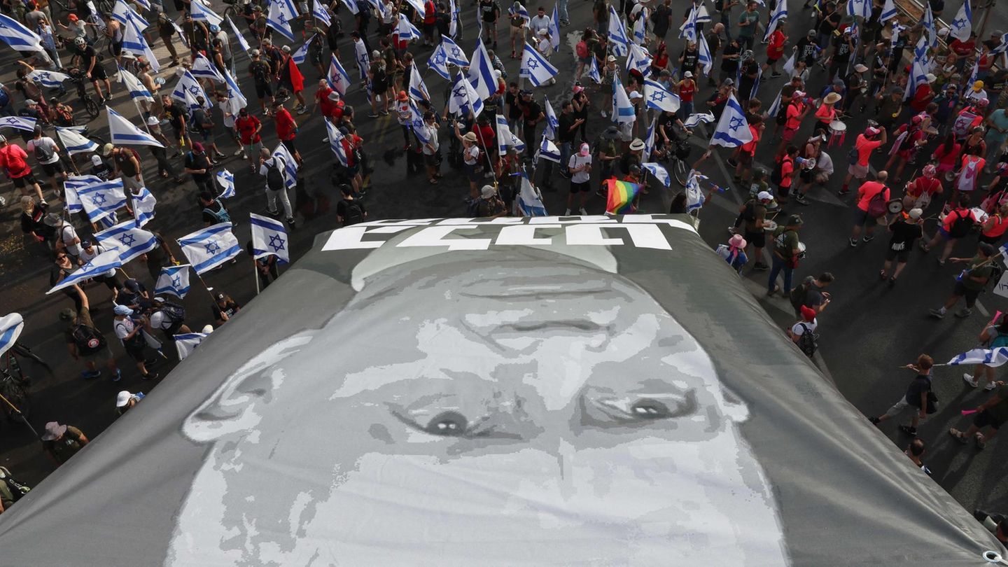 Israel: Demonstranten ziehen ein Banner in die Luft