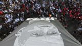 Israel: Demonstranten ziehen ein Banner in die Luft