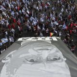 Israel: Demonstranten ziehen ein Banner in die Luft