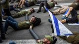 Israelische Militärreservisten blockieren den Eingang zu einem Militärstützpunkt