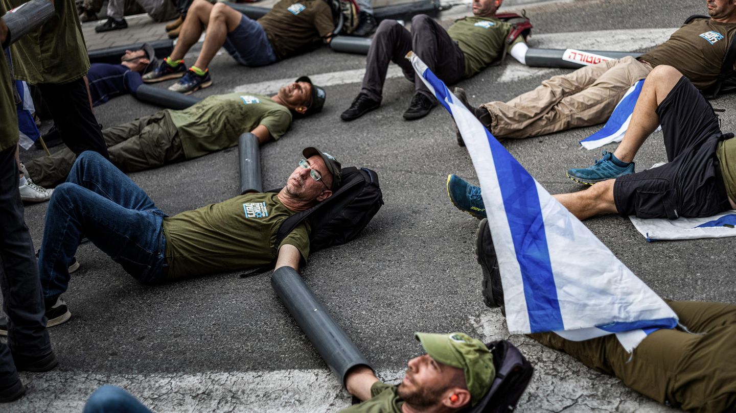 Israelische Militärreservisten blockieren den Eingang zu einem Militärstützpunkt