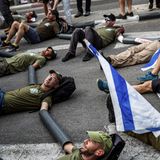 Israelische Militärreservisten blockieren den Eingang zu einem Militärstützpunkt