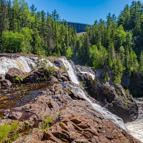 Wasserfall im Wald von Ontario Kanada