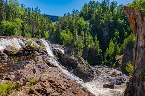 Wasserfall im Wald von Ontario Kanada
