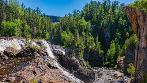Wasserfall im Wald von Ontario Kanada