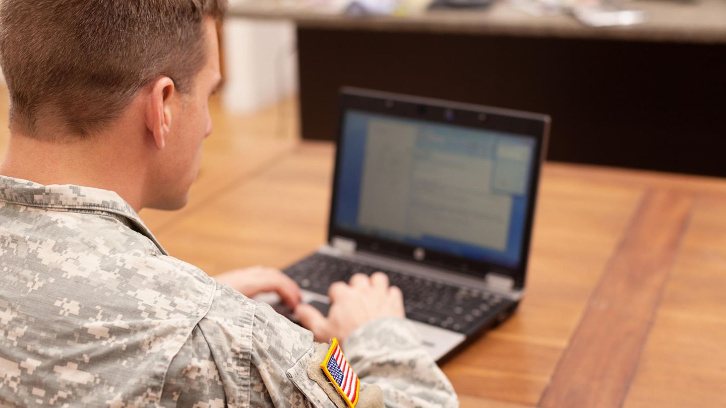Soldat der US Army am Notebook