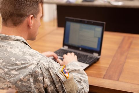 Soldat der US Army am Notebook