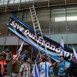 "Rettet unsere Wirtschaft" – Protestierende hissen ein Banner an der Börse in Tel Aviv
