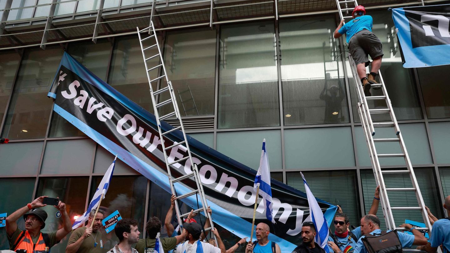 "Rettet unsere Wirtschaft" – Protestierende hissen ein Banner an der Börse in Tel Aviv