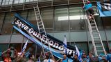 "Rettet unsere Wirtschaft" – Protestierende hissen ein Banner an der Börse in Tel Aviv
