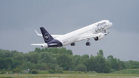 Reisen: Ein Flieger der Lufthansa hebt am Airbus-Werk in Hamburg-Finkenwerder zum Flug nach München ab