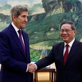 Chinas Ministerpräsident Li Qiang und der US-Klimabeauftragte John Kerry schütteln sich beim Treffen in Peking die Hand