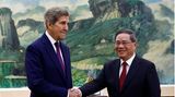 Chinas Ministerpräsident Li Qiang und der US-Klimabeauftragte John Kerry schütteln sich beim Treffen in Peking die Hand