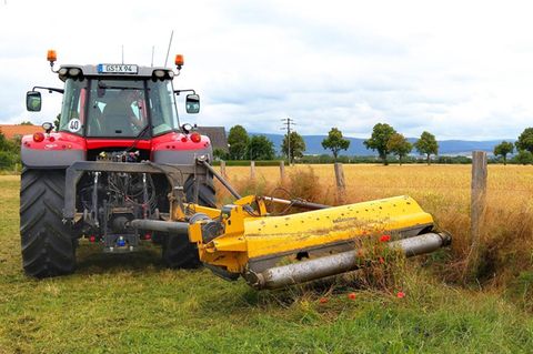 Rasenmäh-Traktor auf einem Feld