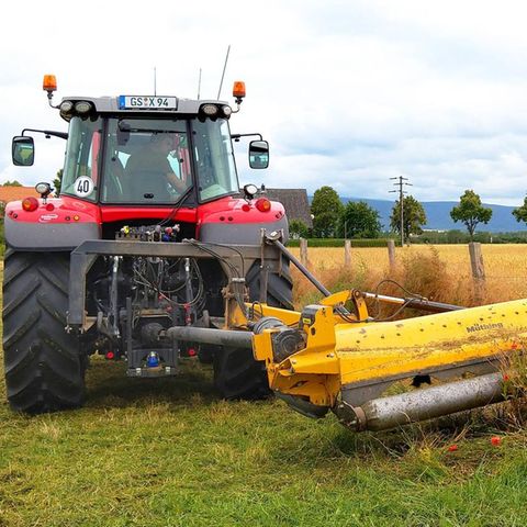 Rasenmäh-Traktor auf einem Feld