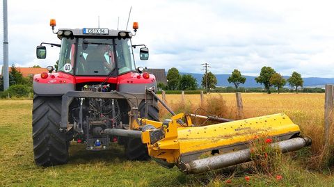 Rasenmäh-Traktor auf einem Feld