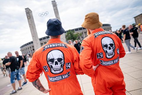 Zwei Rammstein-Anhänger warten vor dem Olympiastadion in Berlin auf den Beginn des Konzerts.