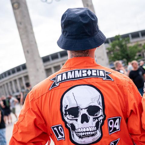 Zwei Rammstein-Anhänger warten vor dem Olympiastadion in Berlin auf den Beginn des Konzerts.