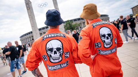 Zwei Rammstein-Anhänger warten vor dem Olympiastadion in Berlin auf den Beginn des Konzerts.