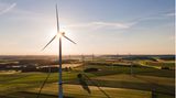 Der Ausbau von Windrädern an Land in Deutschland kommt voran. Im ersten Halbjahr 2023 wurden 331 Windräder mit einer Gesamtleistung von rund 1,56 Gigawatt errichtet, wie Branchenverbände am Dienstag mitteilten. Weil auch alte Anlagen stillgelegt wurden, ergab sich ein sogenannter Netto-Zubau von rund 1,32 Gigawatt – 50 Prozent mehr als im Vorjahreshalbjahr.  Es sei aber mehr Tempo notwendig, damit die Ziele bis 2030 erreicht werden können, so der Bundesverband Windenergie und VDMA Power Systems. Deutlicher Spitzenreiter beim Zubau sei Schleswig-Holstein, insbesondere in Süddeutschland stocke der Ausbau weiterhin.  Langwierige Planungs- und Genehmigungsverfahren sowie der Mangel an verfügbaren Flächen stellten weiter die größten Hürden dar. Ein "Flaschenhals" seien auch lange Genehmigungsprozesse für die Transporte der Anlagen, hieß es.