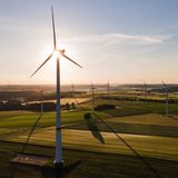 Der Ausbau von Windrädern an Land in Deutschland kommt voran. Im ersten Halbjahr 2023 wurden 331 Windräder mit einer Gesamtleistung von rund 1,56 Gigawatt errichtet, wie Branchenverbände am Dienstag mitteilten. Weil auch alte Anlagen stillgelegt wurden, ergab sich ein sogenannter Netto-Zubau von rund 1,32 Gigawatt – 50 Prozent mehr als im Vorjahreshalbjahr.  Es sei aber mehr Tempo notwendig, damit die Ziele bis 2030 erreicht werden können, so der Bundesverband Windenergie und VDMA Power Systems. Deutlicher Spitzenreiter beim Zubau sei Schleswig-Holstein, insbesondere in Süddeutschland stocke der Ausbau weiterhin.  Langwierige Planungs- und Genehmigungsverfahren sowie der Mangel an verfügbaren Flächen stellten weiter die größten Hürden dar. Ein "Flaschenhals" seien auch lange Genehmigungsprozesse für die Transporte der Anlagen, hieß es.