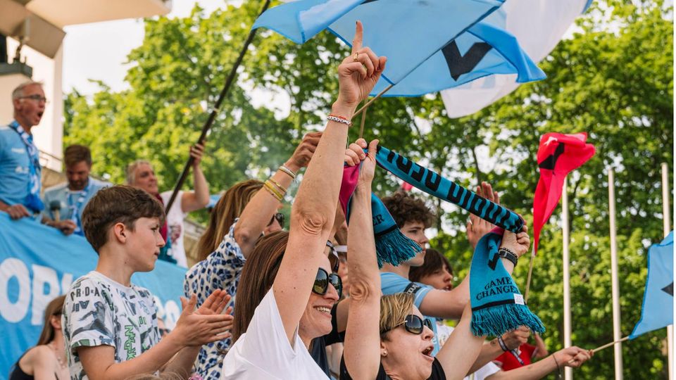 Viktoria-Investorinnen Verena Pausder (l.) und Tanja Wielgoss beim Spiel in Berlin-Mariendorf