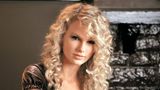 Swift hingegen entwickelte als Kind schnell eine Vorliebe für Country-Musik und blickte zu Stars wie LeAnn Rimes, Dolly Parton oder Shania Twain auf. Und sie war ehrgeizig: Mit neun Jahren nahm sie Musik- und Gesangsunterrichtsstunden in New York City, ein Jahr später begann sie an Karaokewettbewerben teilzunehmen und bei Festivals und Messen als Sängerin mit selbst geschriebenen Songs aufzutreten. Sie lernte Gitarre zu spielen und versuchte mit elf Jahren, einen Plattenvertrag zu ergattern. Doch sie war zu jung. Mit 14 Jahren gelang ihr dann der Schritt: 2005 unterschrieb sie ihren ersten Plattenvertrag, 2006 erschien ihr erstes Album "Taylor Swift". Swift war mit 14 Jahren die jüngste Musikerin, die einen Plattenvertrag mit Sony/ATV unterzeichnete. Und auch ihr Debütalbum war ein Volltreffer, landete auf Platz fünf der Billboard 200 und wurde RIAA mit Fünffach-Platin ausgezeichnet – Swift schrieb schon jetzt Musikgeschichte. 