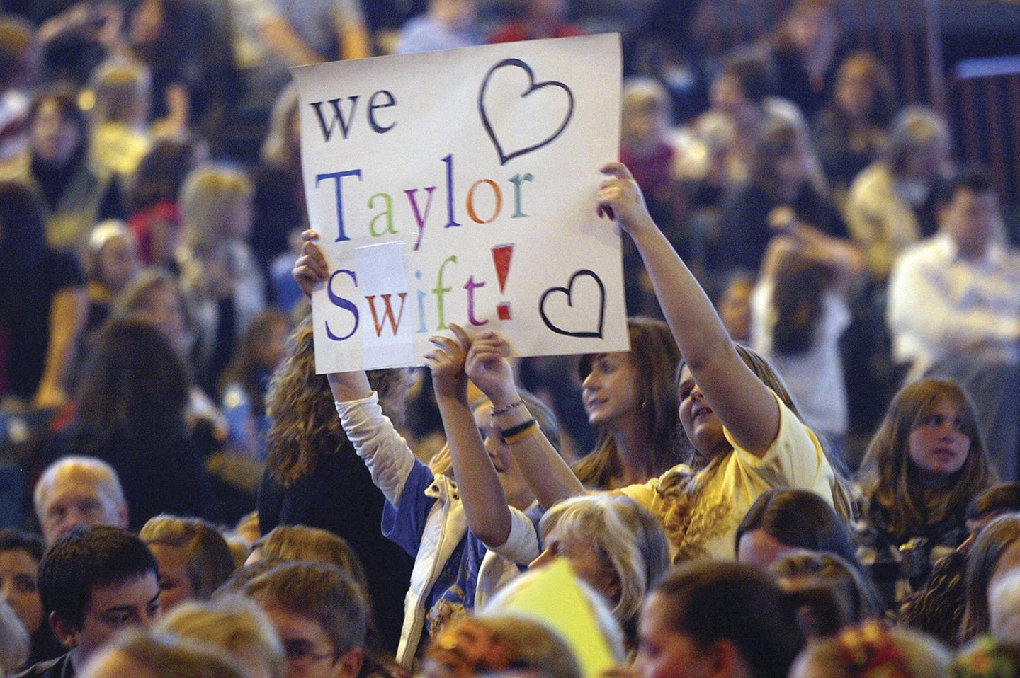 "TayTay" nähert sich dem Pop an Beeinflussen ließ sich Swift von dem geschmacklosen Auftritts Wests aber nicht. Dafür beeinflussten weitere Männer die Arbeit der Sängerin, die sich 2010 langsam aber stetig in Richtung des "Pop"-Genres bewegte. Ihr Song "Back to December" soll ihrem Ex Taylor Lautner gewidmet sein, den sie bei den Dreharbeiten für "Valentinstag" kennenlernte. Eine weitere Inspirationsquelle ließ nicht lange auf sich warten: 2010 schrieb Swift zusammen mit John Mayer "Half of My Heart", anschließend waren sie einige Monate zusammen – dann erschien Swifts neuer Hit "Dear John", bei dem sich Swift an Mayer rächte, indem sie den damals 19-Jährigen als "zu jung" und die Beziehung als "falsch" beschrieb. Mayer kommentierte dies in einem Interview mit der "Rolling Stone" als "billiges Songwriting".