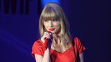 2012 landete Swift mit ihrem vierten Album "Red" erneut einen Treffer: Ihre darin enthaltene Single "I Knew You Were Trouble" erreichte in zahlreichen Ländern, darunter in den USA, Großbritannien und Deutschland, die Top 10 Single Charts. In ihrem Heimatland verkaufte sie sich mehr als drei Millionen mal. Kurz darauf folgte die nächste Liaison. Mit Conor Kennedy, dem Enkel von Bobby Kennedy, angelte sich Swift einen fünf Jahre jüngeren Kandidaten. Kennedy war damals erst 18 Jahre alt. Swift soll großer Fan der Kennedys sein. Der Song "Starlight" auf ihrem Album "Red" soll sogar vom Kennenlernen des Ex-US-Senators Bobby Kennedy und seiner Frau Ethel handeln. 