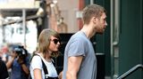 Zuvor war Swift übrigens mit einem weiteren Musik-Riesen liiert gewesen. 2015 bis 2016 war sie offiziell mit DJ Calvin Harris zusammen, schrieb sogar den späteren Hit "This Is What You Came For" unter dem Pseudonym Nils Sjöberg für Harris. 