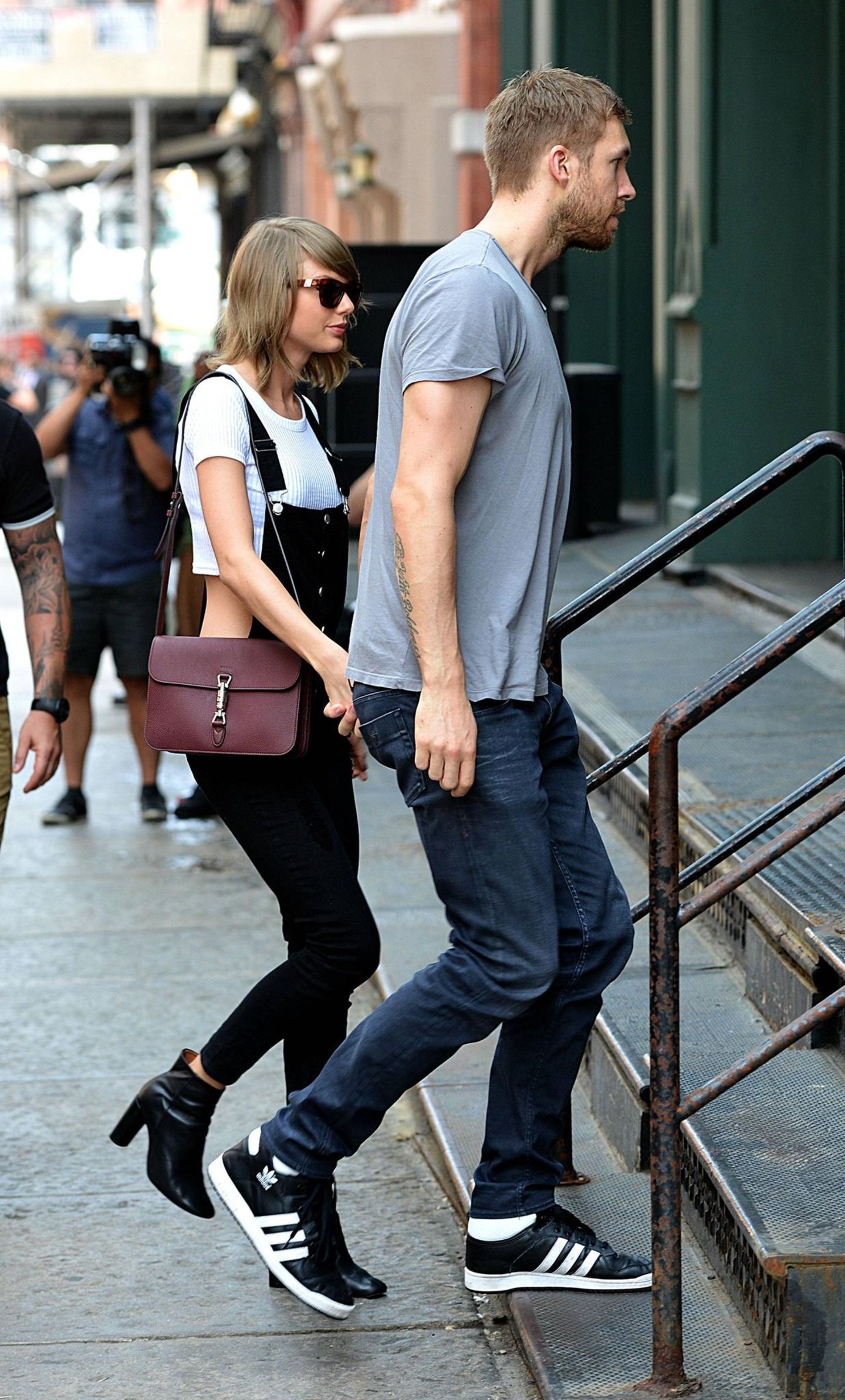 Zuvor war Swift übrigens mit einem weiteren Musik-Riesen liiert gewesen. 2015 bis 2016 war sie offiziell mit DJ Calvin Harris zusammen, schrieb sogar den späteren Hit "This Is What You Came For" unter dem Pseudonym Nils Sjöberg für Harris. 