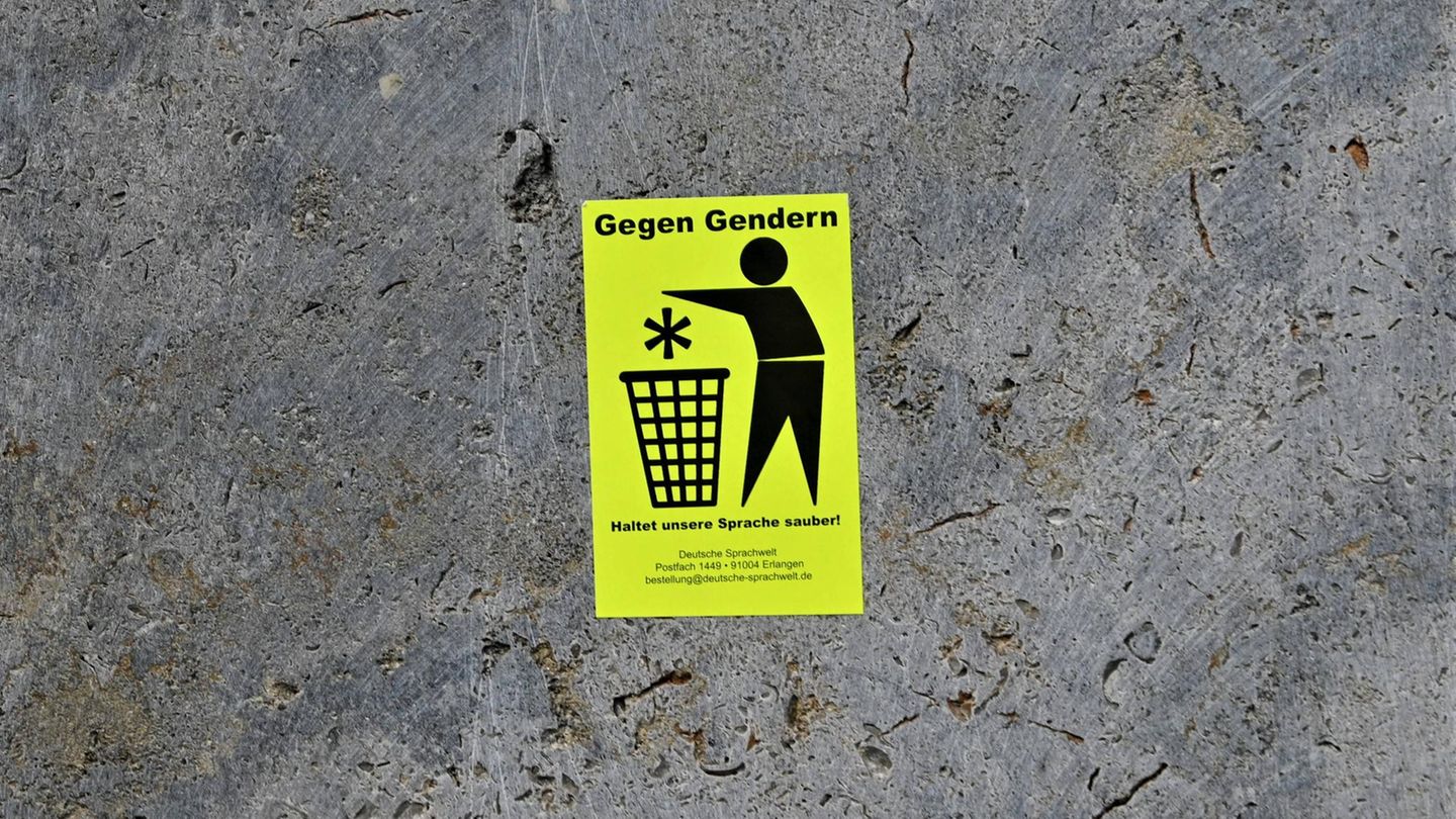 Ein Aufkleber bei der Leipziger Buchmesse spricht sich gegen das Gendern aus