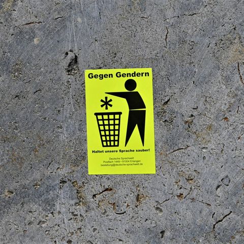 Ein Aufkleber bei der Leipziger Buchmesse spricht sich gegen das Gendern aus
