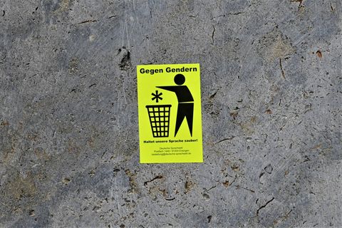 Ein Aufkleber bei der Leipziger Buchmesse spricht sich gegen das Gendern aus