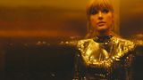 Ein weiterer Meilenstein folgte 2020: Die Netflix-Doku "Miss Americana" sollte Fans einen Einblick in das Leben der Taylor Swift geben, die bislang vor allem als unnahbar und verschlossen galt. In Pulli und Latzhose sitzt sie in den ersten Sekunden des Filmes vor der Kamera und blättert in einem Tagebuch – eine Einladung in das Privatleben der Sängerin, über das Fans bislang so gut wie nichts wussten.