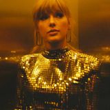 Ein weiterer Meilenstein folgte 2020: Die Netflix-Doku "Miss Americana" sollte Fans einen Einblick in das Leben der Taylor Swift geben, die bislang vor allem als unnahbar und verschlossen galt. In Pulli und Latzhose sitzt sie in den ersten Sekunden des Filmes vor der Kamera und blättert in einem Tagebuch – eine Einladung in das Privatleben der Sängerin, über das Fans bislang so gut wie nichts wussten.