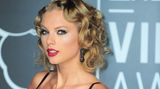 Seit 2021 ist Swift mit der Neueinspielung einiger ihrer Hits und Alben beschäftigt – darunter "Fearless", "Red" und "Speak now". Musikkritiker Andreas Borcholte bezeichnet dies als "Akt der künstlerischen Selbstermächtigung", der Grund für die Neueinspielung: Unter Swifts alten Plattenlabel "Big Maschine" wurden sechs ihrer Alben veröffentlicht, die insgesamt für mehr als 300 Millionen US-Dollar verkauft wurden. Als Swift zu Universal wechselte, wurden ihr die Rechte für ihre eigenen Alben verwehrt. Statt sich die Rechte an ihren alten Alben zurückzukaufen, spielt sie die Lieder nun selbst neu ein. Ein strategischer Schachzug mit wichtiger Message. Swift selbst postete auf Twitter: "Ich habe schon oft darüber gesprochen, warum ich meine ersten sechs Alben neu aufnehme, aber die Art und Weise, wie ich dies tue, wird hoffentlich verdeutlichen, warum ich es tue. Künstler sollten aus vielen Gründen ihr eigenes Werk besitzen, aber der offensichtlichste Grund ist, dass der Künstler der Einzige ist, der das Werk wirklich kennt."
